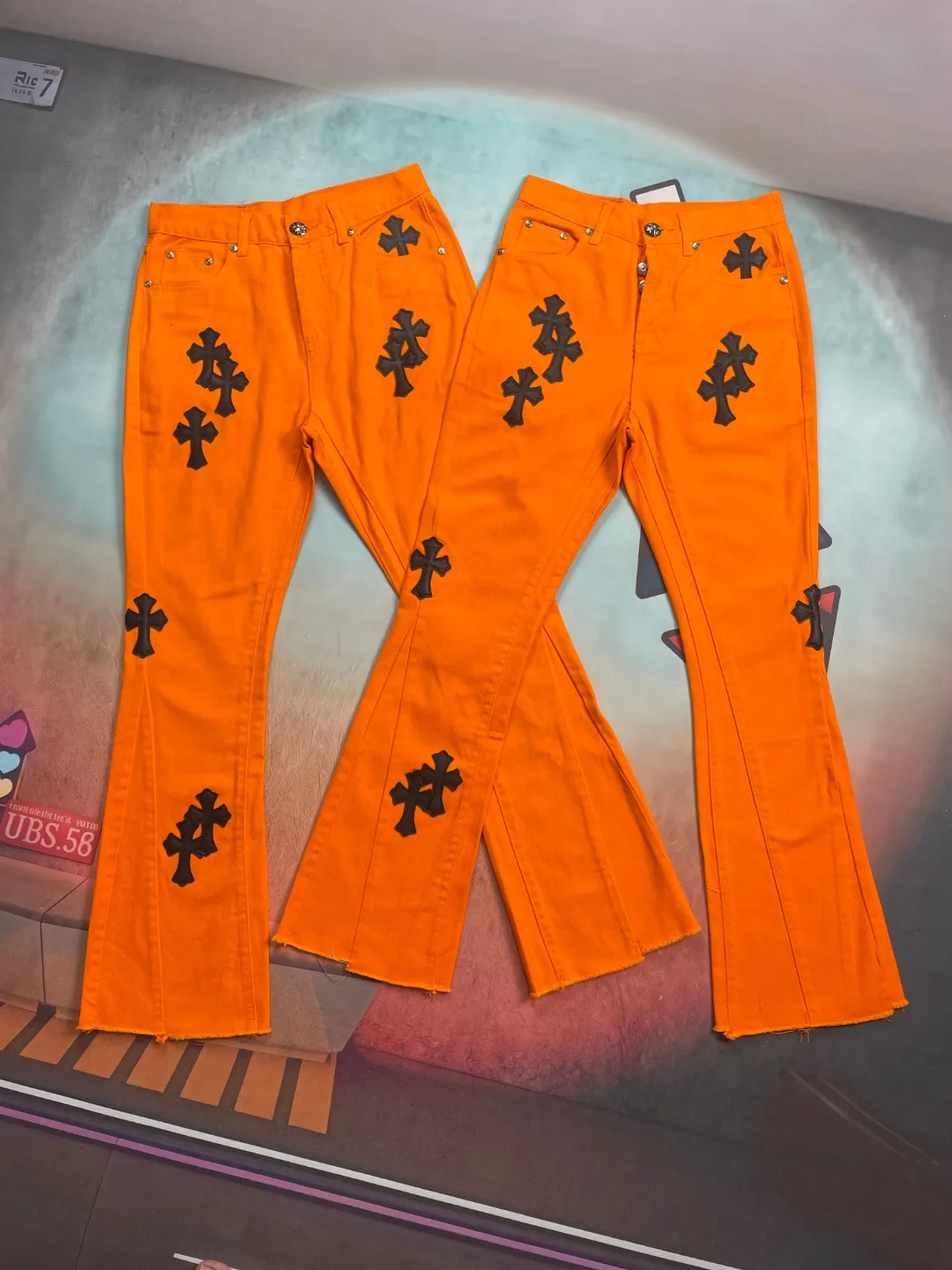 🅿️280 🔘Style No.-KL159 🔘Cro Heart𝐂𝐡𝐫𝐨𝐦𝐞 𝐇𝐞𝐚𝐫𝐭 Orange Cow King patchwork leather cross flared jeans* This Crow Heart orange Cow King jeans are really a treasure in the fashion circle! It is made of high-quality denim fabric, which is very thick and has great texture. The bright orange color is particularly eye-catching, and it will definitely turn heads when walking on the street! The black cross element on the top is the classic logo of Crow Heart. The lambskin is accurately sewn on using laser alignment technology, which is particularly delicate. The hardware is also specially customized, durable and stylish. The overall distressed and washed process makes the pants full of retro charm, and the texture of each pair is unique. To match, wear a simple white cotton short T-shirt and a pair of white shoes to look youthful and fashionable. If you want to be cooler, wear a black leather jacket and Martin boots to instantly become a street trendy person! It can be worn by both men and women, and it is even more eye-catching when couples wear it together, easily becoming the focus of fashion!  Size: S M L XL (28.30.32.34) Color: Orange